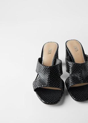 Мюли на высоком каблуке с анималистичным принтом zara