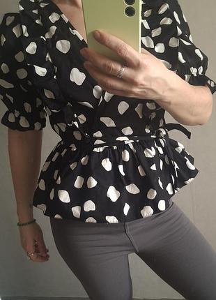 Блузка в горох с рюшами