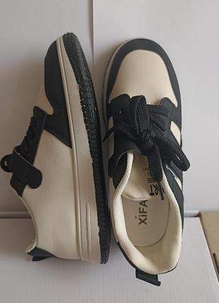 Розпродаж. останній розмір. кросівки чорно-беж