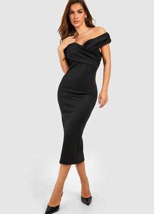 Сукня плаття чорна сукня міді на плечі boohoo