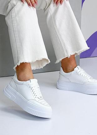 Світлі білі кеди для дівчат, жінок у шкірі, натуральна шкіра, на м'якій платформі, стильні під джинс