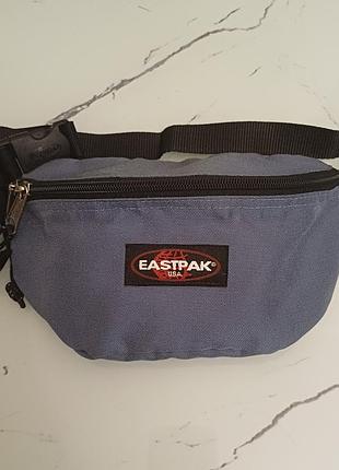 Сумка на пояс eastpak оригінал в відмінному стані 
1 відділення 1 зовнішня кишеня.
