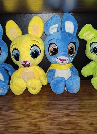 Мягкая игрушка. зайчик. зайчик с большими глазами.