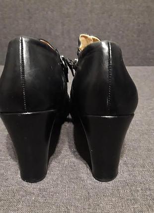 Женские кожаные ботинки от clarks на каблуке 4