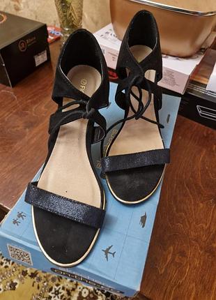 Босоножки женские