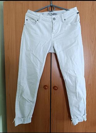 Стильные бело-бежевые джинсы штаны