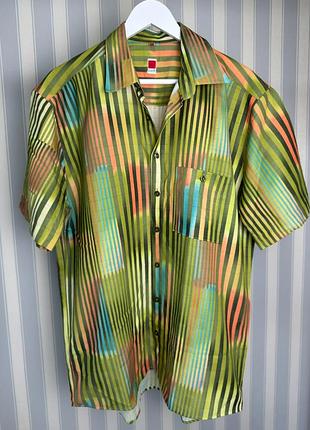 Летняя яркая зеленая мужская рубашка яркого цвета