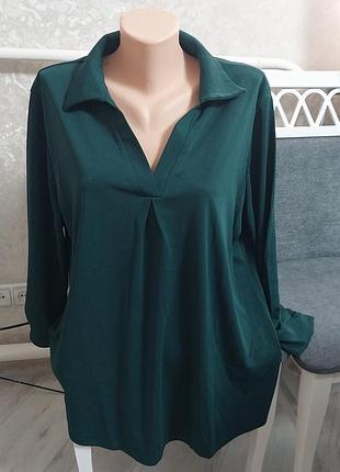 Красивого зумрудного цвета блуза