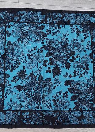 Шёлковый чёрный платок в голубой цветочный принт, шов роуль made in thailand(89 см на 88 см)