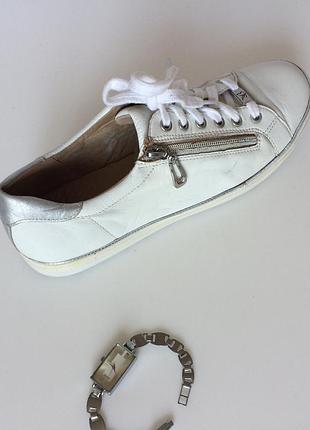 Белые низкие кеды из натуральной кожи на 40 размер нижняя