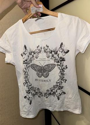 Фірмова біла футболка дуже якісна