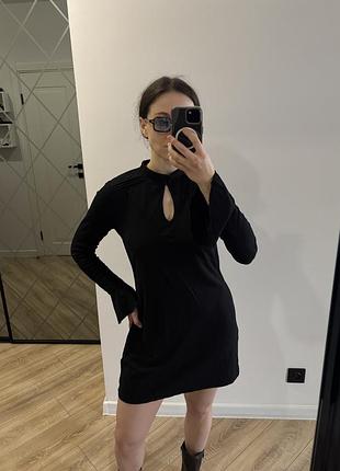 Коротке чорне плаття