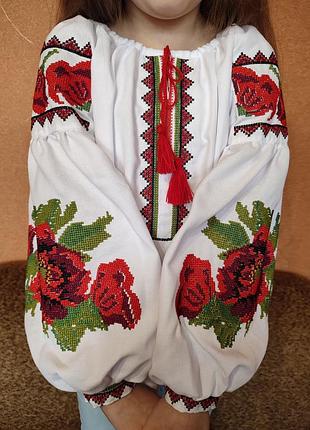 Сорочка вишита для дівчаток блуза вишита маки червоні вишиті квіти гарна вишиванка для дівчинки в школу