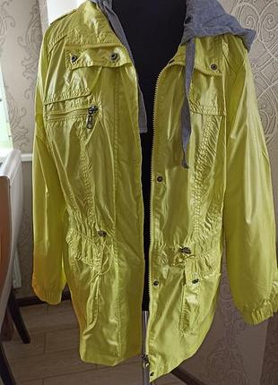 Ветровка большого размера.