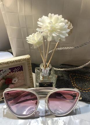 Жіночі сонцезахисні окуляри