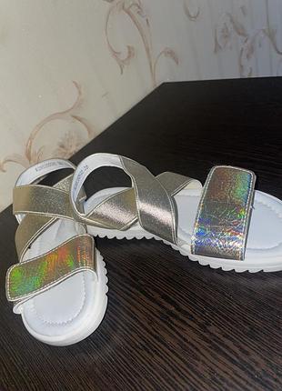 Босоніжки, сандалі