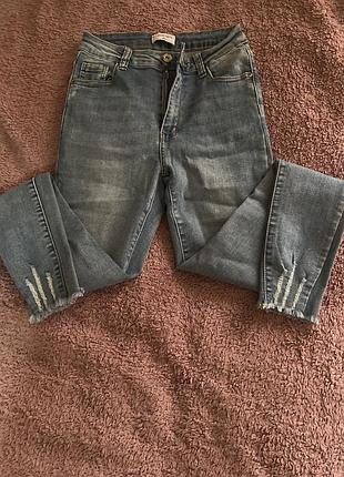 Джинси синього кольору