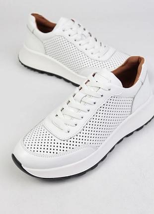 Белые кожаные женские кроссовки на танкетке перфорированные