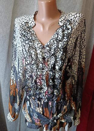 Легкая, яркая блуза.