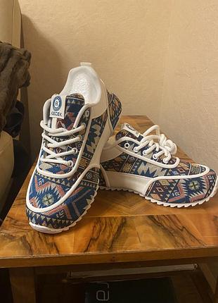 Кроссовки женские