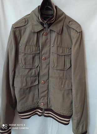 100% хлопковая курточка с утеплением, на молнии и пуговицах, 5 карманов.