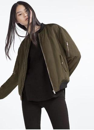 Утеплений оверсайз бомбер колір хакі від zara