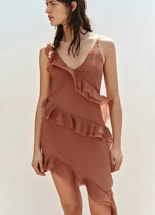 Асимметричное платье с воланами