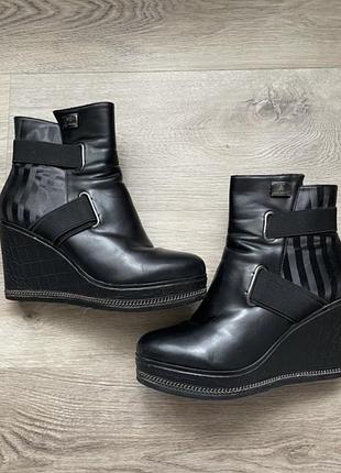 Ботинки кожаные демисезонные женские от бренда «laura biagiotti»