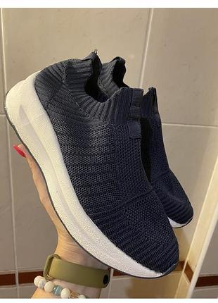 Сині кросівки