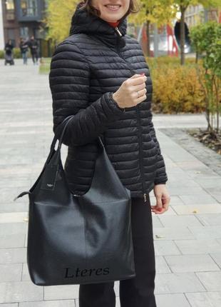 Шкіряна жіноча чорна сумка на плече, кольори в асортименті8 фото