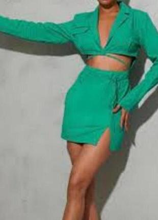 Стильное платье жакет зеленого цвета с завязками на талии