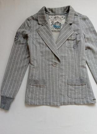 Серый трикотажный пиджак в полоску2 фото