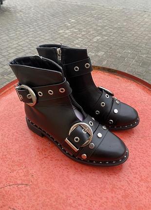 Чоботи з проріззю та декоративним елементами