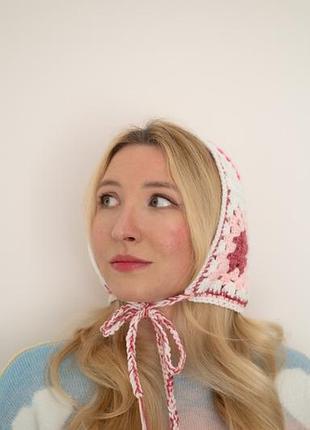 Яскравий в'язаний чепчик (бонет, чепець)