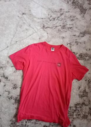 Червона футболка the north face.