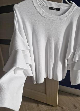 Свитер белый м/л рукава воланами