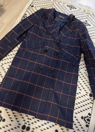 Тонкое пальто в клетку