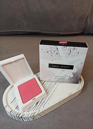 Румяна fenty beauty fenty cheeks suede powder blush в оттенке petal poppin’ (4 г)