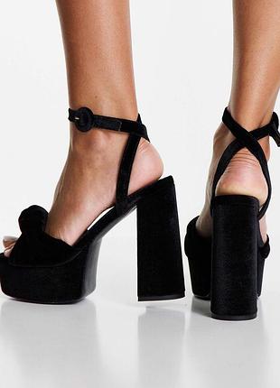 Босоножки бархатные на каблуке