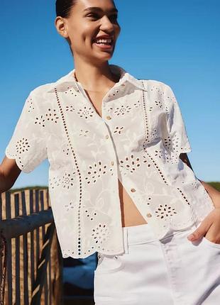 Рубашка с прорезной вышивкой и короткими рукавами