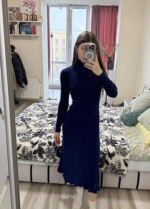 Трикотажное синее платье с горлом