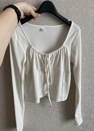 Кофточка з гарним вирізом на грудях