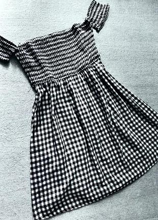 Сукня з відкритими плечима