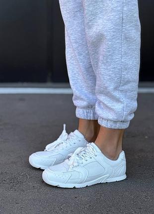 Белые замшевые кроссовки с сеткой