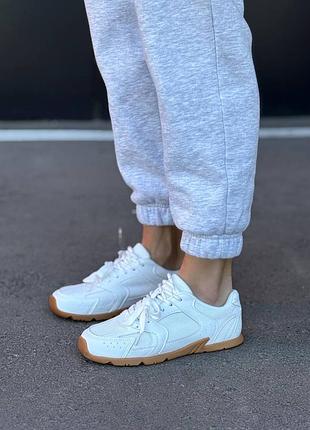 Кроссовки белые замшевые с бежевой подошвой