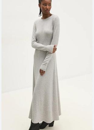 Довга срібляста сукня