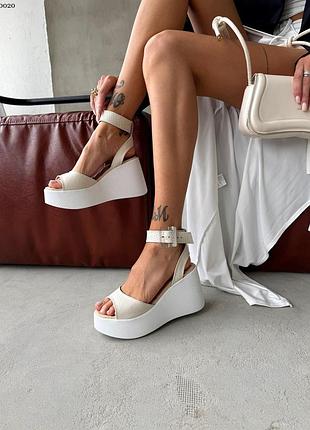 Стильні босоніжки  на потовщеній підошві