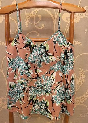 Очень красивая и стильная брендовая блузка-маечка в цветах.