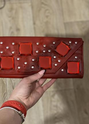 Красный лакированный клатч с камнями1 фото