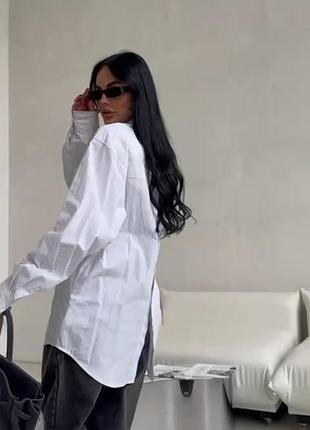 Рубашка з розрізом позаду подовжена сіро молочна